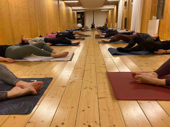 Cours de yoga postnatal, parents et bébés au studio.